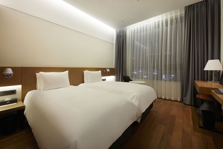 Room 32 of 37