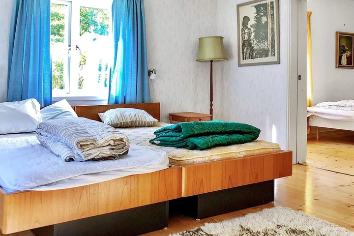 Room 2 of 10