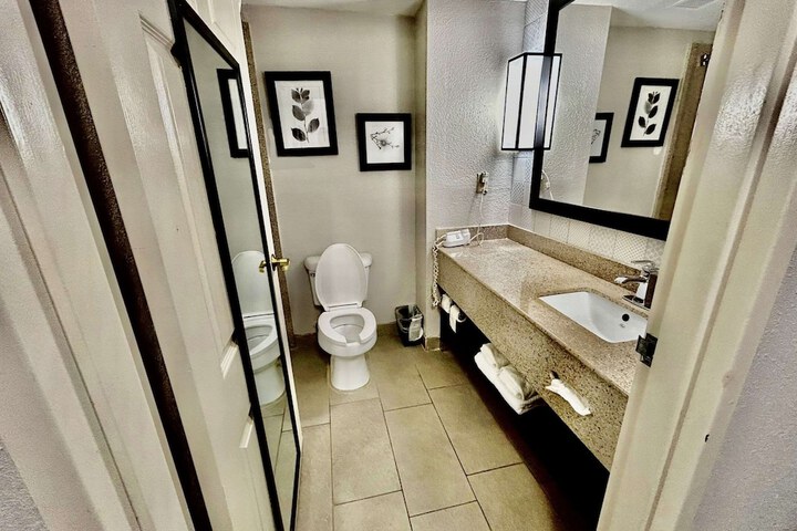 2 Queen Beds (6 of 8)