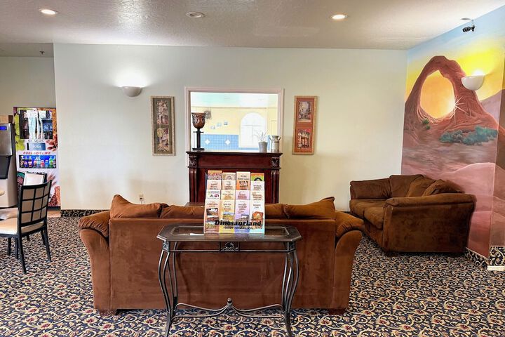 Lounge 56 of 83