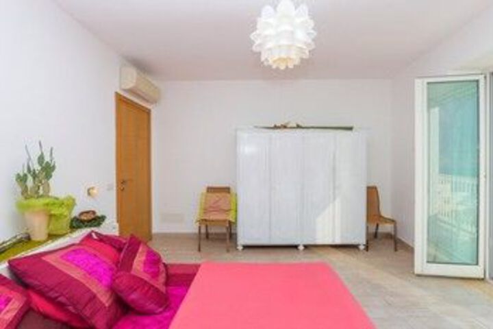 Room 9 of 29