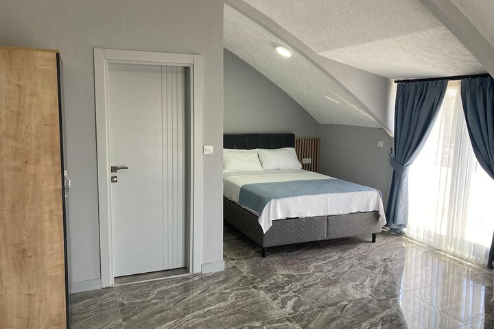 Room 3 of 126