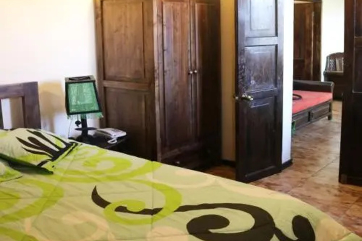 Room 5 of 9