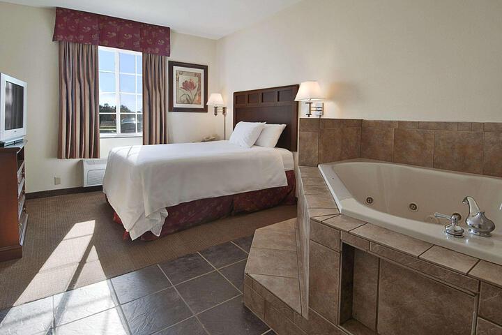 1 Queen Bed (3 of 6)