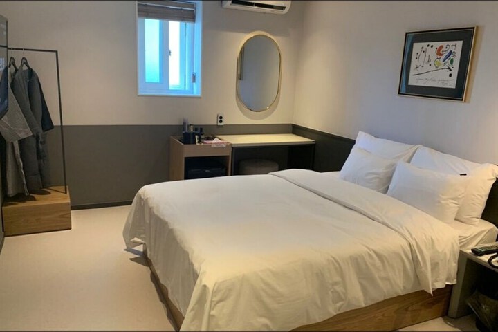 Room 7 of 28