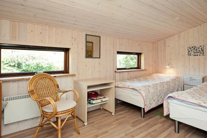 Room 4 of 12