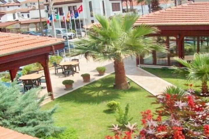 Hotel Exterior 18 of 28