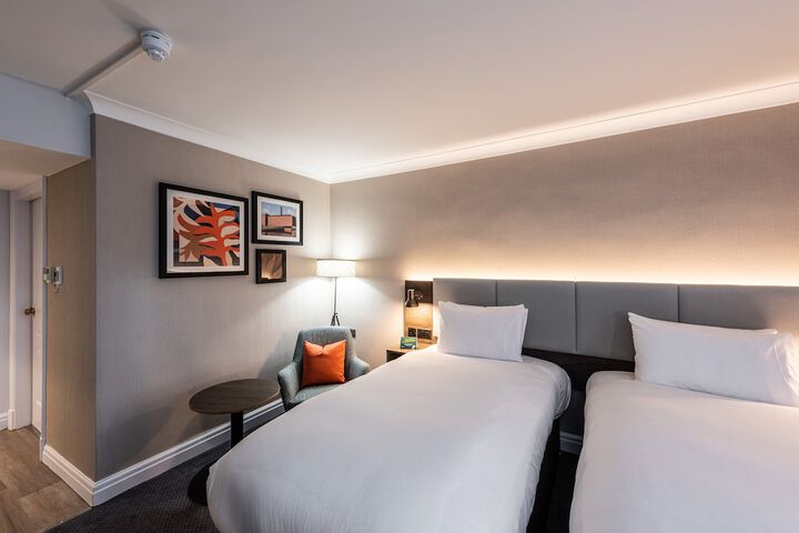 Room 12 of 100