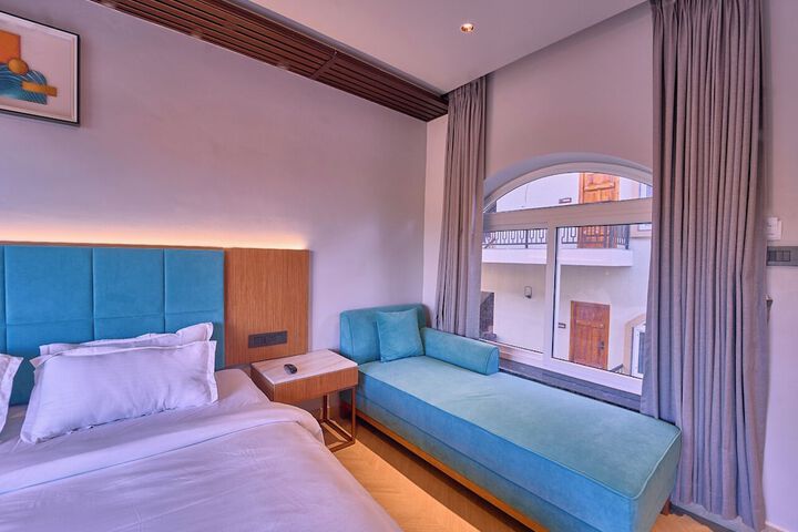 Room 14 of 100