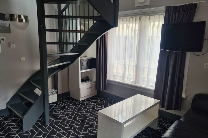 Room 9 of 74