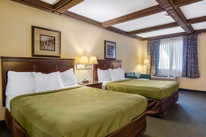 2 Double Beds (8 of 17)