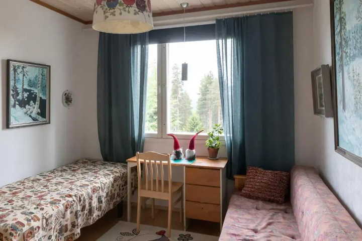Room 4 of 9