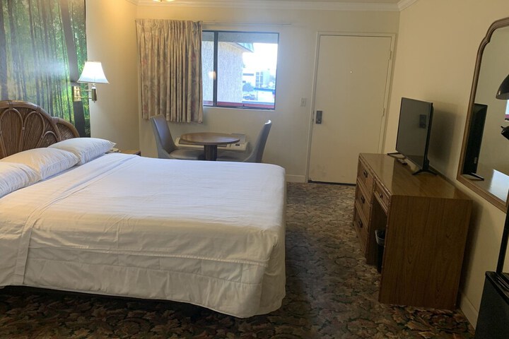 Room 8 of 15
