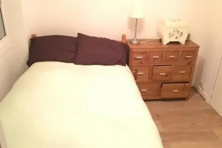 Room 4 of 8