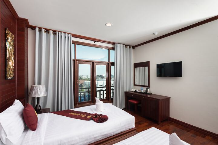 Room 7 of 12