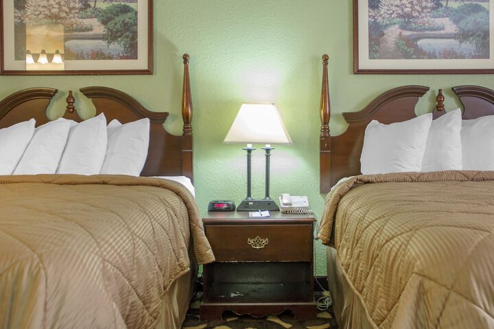 2 Queen Beds (10 of 10)
