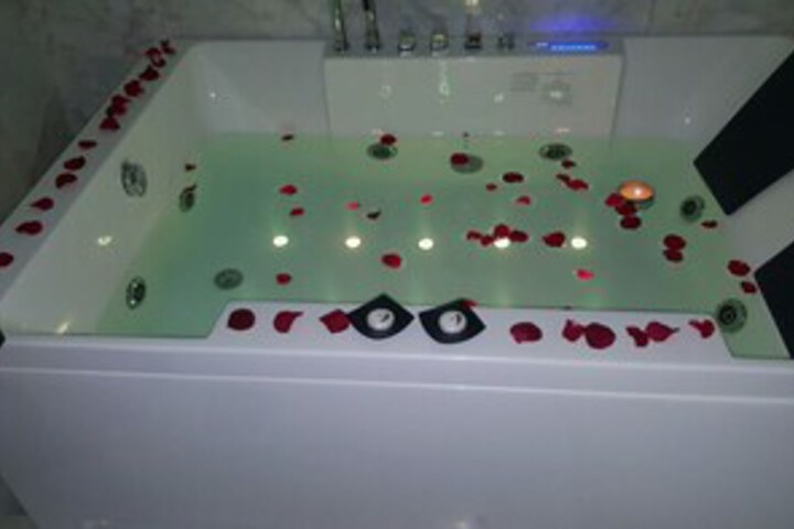 Hot Tub 9 of 22