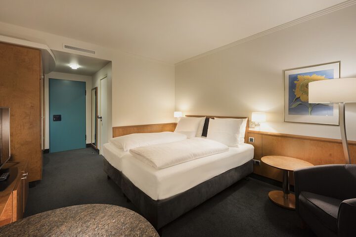 Room 7 of 102