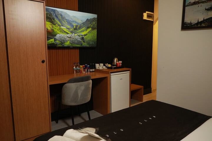 Room 5 of 20