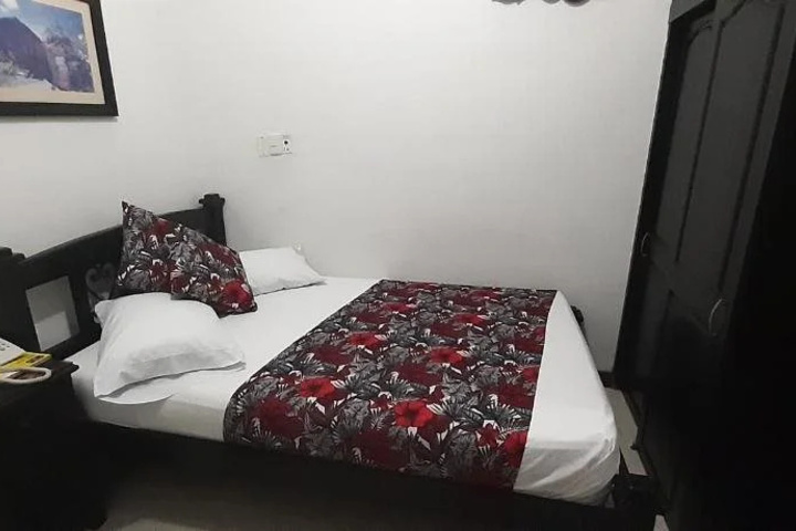 Room 6 of 13
