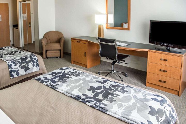 2 Queen Beds (10 of 13)