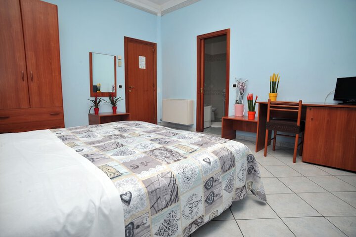 Room 7 of 33