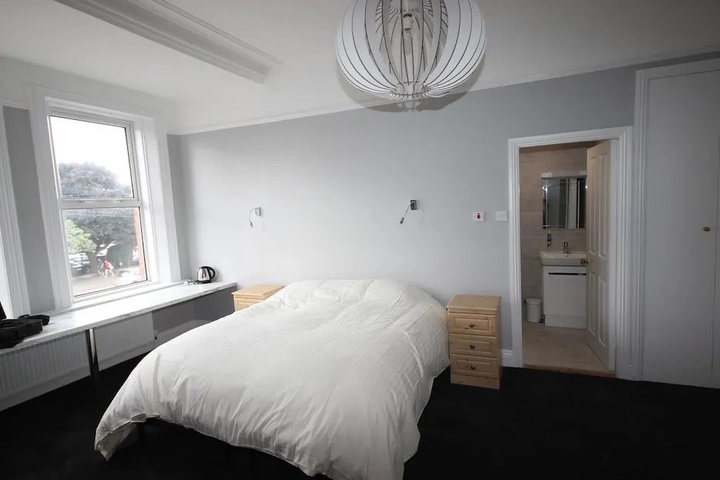 Room 5 of 10