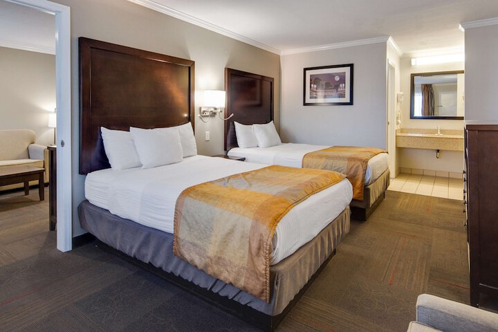 2 Double Beds (9 of 13)