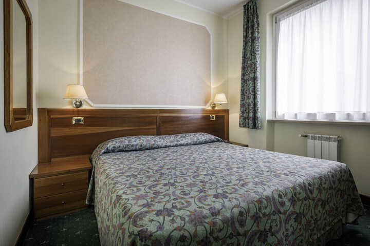 Room 42 of 100