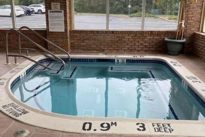 Indoor spa tub