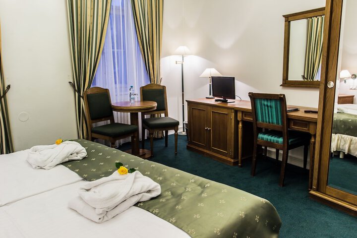 Room 53 of 90
