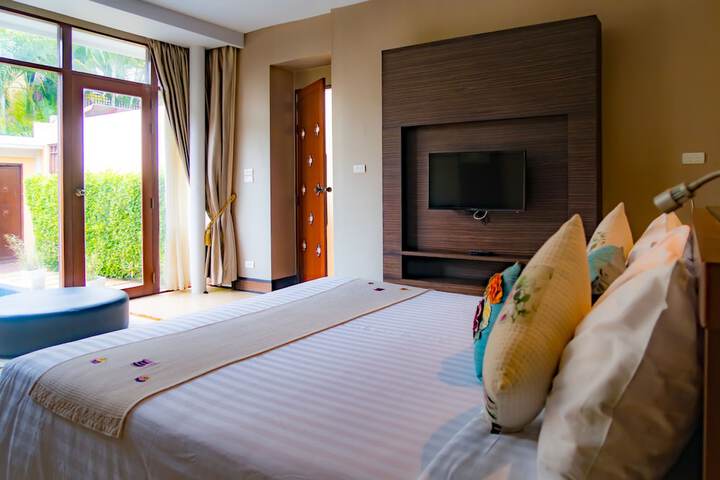 Room 2 of 93