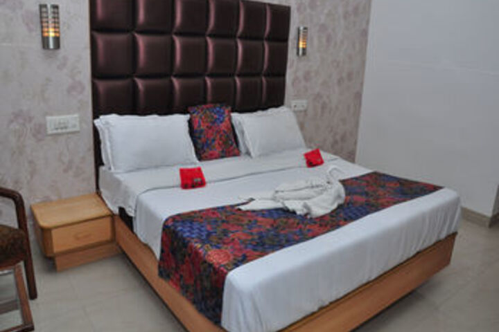 Room 18 of 28