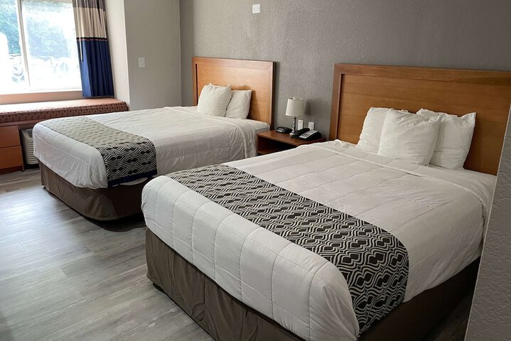 1 Queen Bed Hearing Accessible Room (6 of 13)