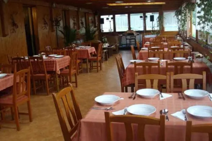 Dining 18 of 19