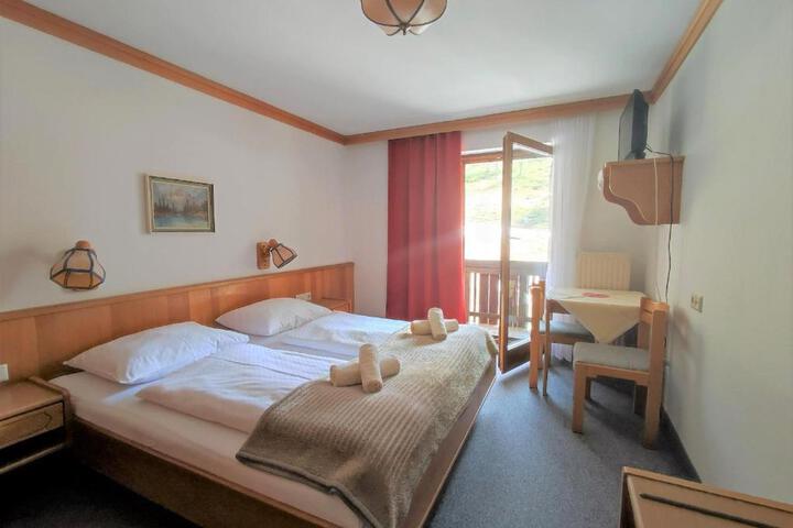 Room 10 of 13