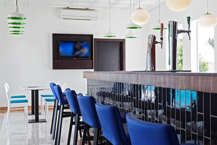 Lounge 98 of 128