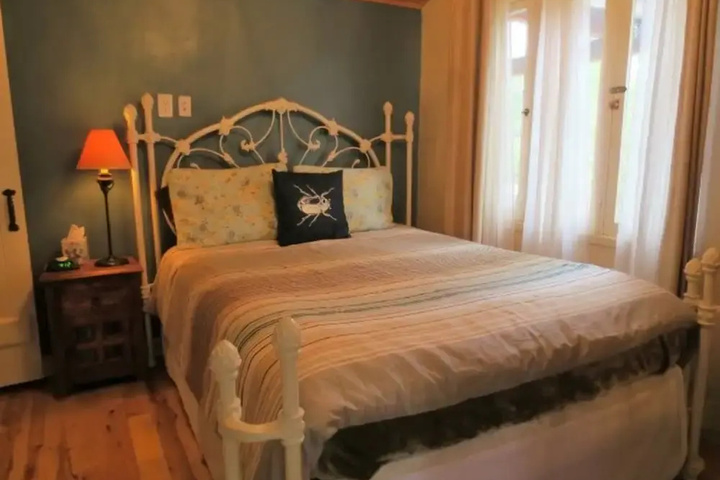 Room 4 of 12
