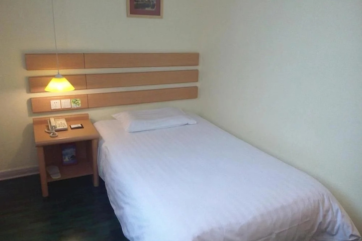Room 4 of 9
