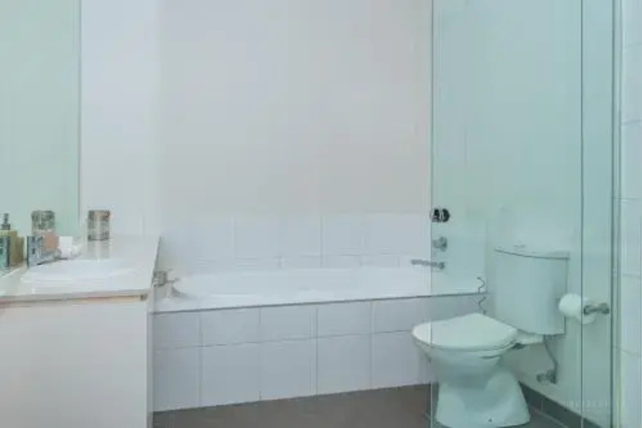 Room 9 of 18