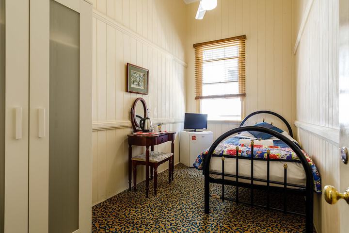 Room 13 of 37