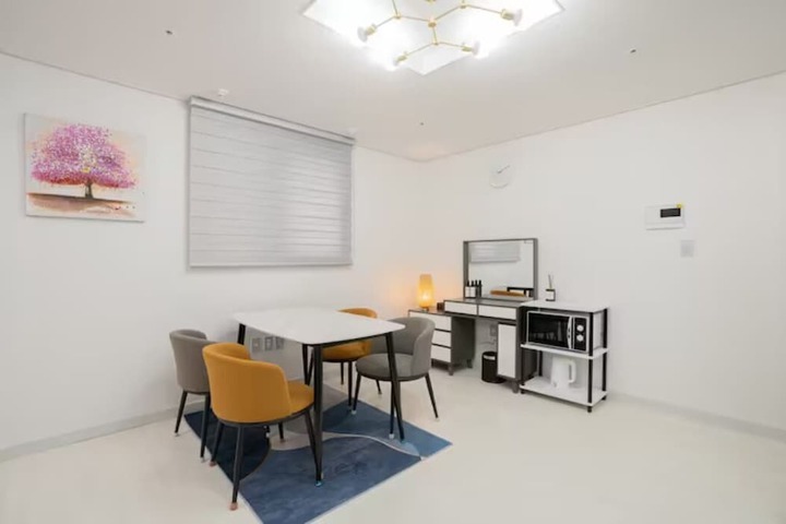 Room 4 of 18