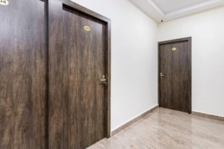 OYO 71184 Lavish Suites