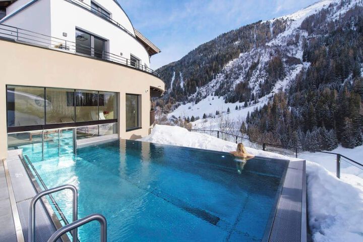 Hotel Pool