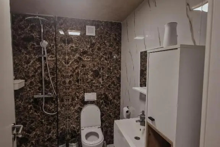 Room 6 of 12