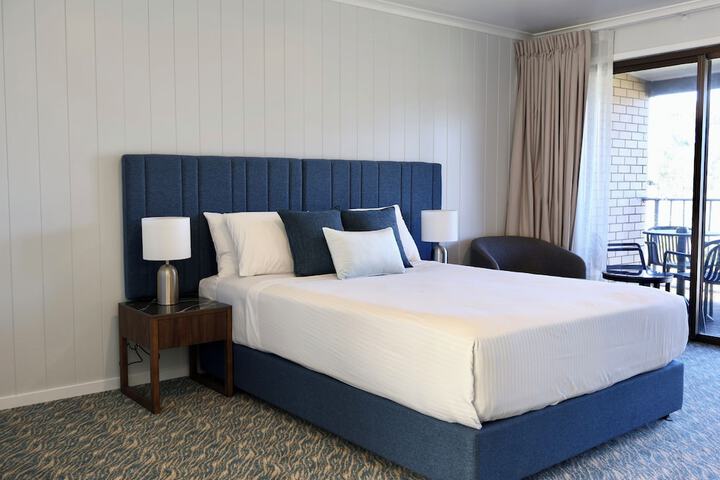 Room 4 of 16