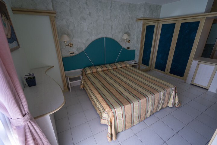 Room 5 of 13