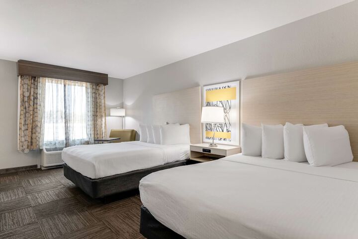 2 Queen Beds High Speed Internet Accessible Microwave, Refrigerator Full Breakfast (6 of 9)