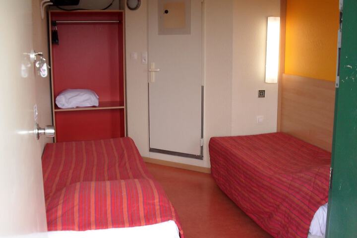 Room 13 of 33