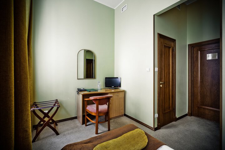 Room 21 of 34
